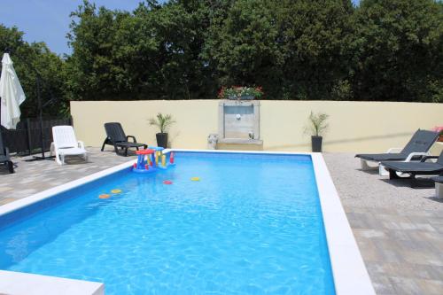 Úszómedence, Aida in Strmac