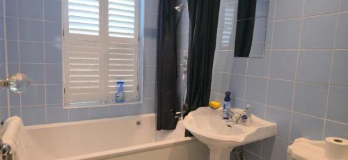 ห้องน้ำ, 8 Guests - Free Parking - Full Equipped House in เฮย์ดอกค์