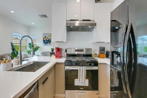 Little Saigon Modern Quiet Home 3BD-2B in Westminster 10min to Disneyland in Westminster, USA