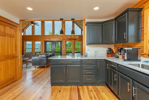 Whiskey Hills - Newly Remodeled Luxury Cabin with Hot Tub, Incredible Views close to Asheville, walk to Hatley Pointe & Ski! in Swiss, USA