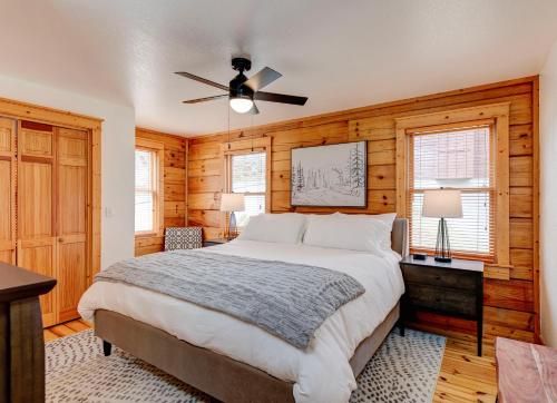 Whiskey Hills - Newly Remodeled Luxury Cabin with Hot Tub, Incredible Views close to Asheville, walk to Hatley Pointe & Ski! in Swiss, USA
