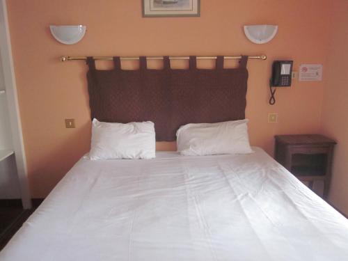 1 queen bed, 1 twin bed