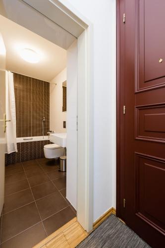 One-Bedroom Apartment 45 image 4