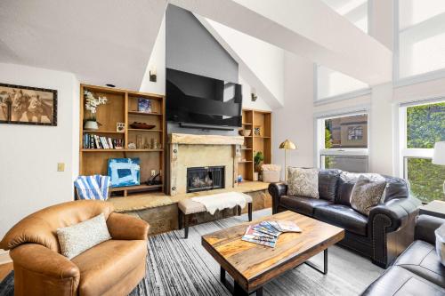 Ski In Ski Out Condo with Hot Tub and Mountain View