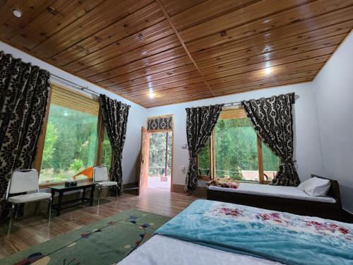 Deluxe Family Room image 2