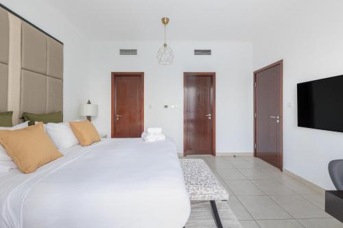 Burj and Fountain view 3BR plus maids room, Dubai (photo 9)