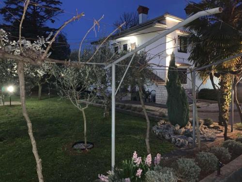 Hiša Tavčar (Hisa Tavcar) in Dutovlje