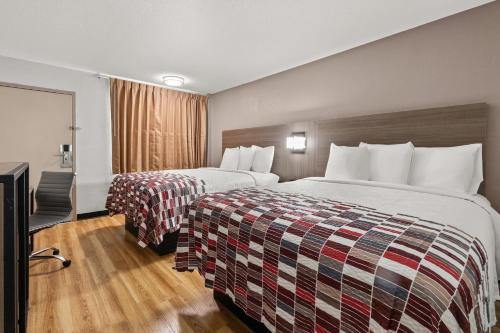 Deluxe Room with Two Queen Beds Non-Smoking image 10