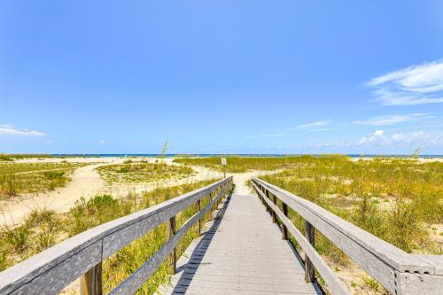 Treasure Island Condo - Sunset and Beach Views! in St Pete Beach, USA