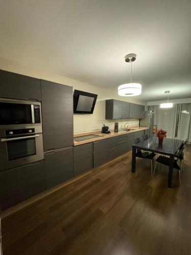 cuisine, Splendide appartement style new-yorkais de 180 m2 à mobilart vue mer pour famille uniquement (Splendide appartement style new-yorkais de 180 m2 a mobilart vue mer pour famille uniquement) in Akid Lotfi