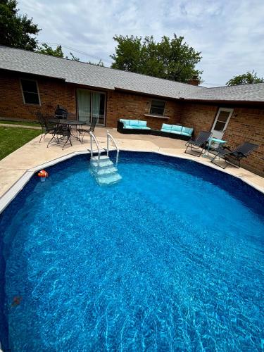 Vibrant Work Stay Studio Cowboy Pool, Pet ok near Tx Motor Speedway by Vacation Your Way in Haslet