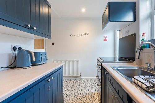 Dapur, The Hollow Stay 2 Beds With Hot Tub & Parking in Southdown