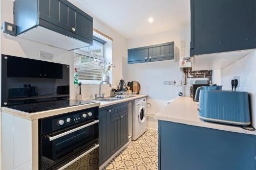 Dapur, The Hollow Stay 2 Beds With Hot Tub & Parking in Southdown