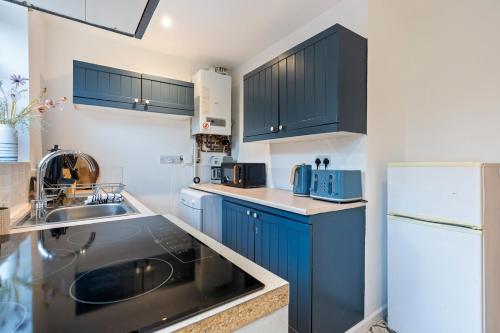 Dapur, The Hollow Stay 2 Beds With Hot Tub & Parking in Southdown