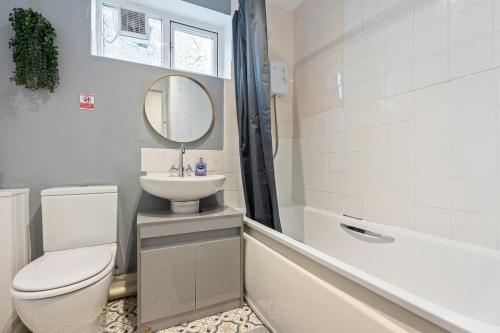 Kamar Mandi, The Hollow Stay 2 Beds With Hot Tub & Parking in Southdown