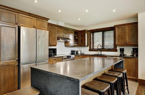 Chalet 31 Chemin Blanc by Les Chalets Alpins in Stoneham (QC)