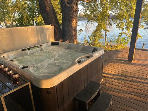 . Newly Remodeled House on Cedar Lake!