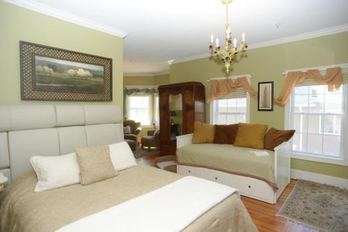 1 queen bed, 1 twin bed