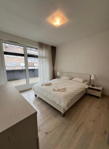 Elegant Escape Apartment I - City Centre & Free Parking, Братислава (фото 10)