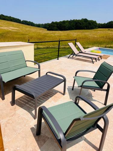 Maison entièrement rénovée avec piscine privative (Maison entierement renovee avec piscine privative) in Esclottes