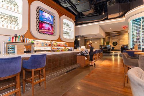 餐廳, 桑德曼特色溫哥華機場度假酒店 (Sandman Signature Vancouver Airport Hotel & Resort) in 列治文