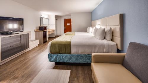 2 queen beds, 1 sofa bed