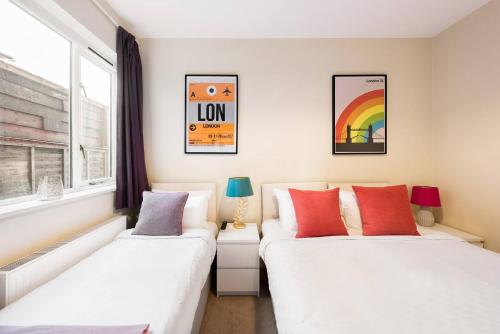 Heart of Ealing Apartment with Garden - image 5
