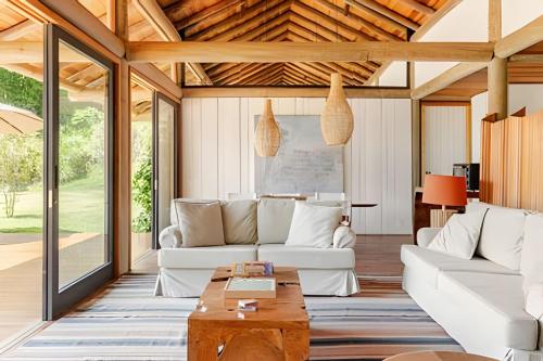 Secreto Cocheira | Piscina, jacuzzi e lago privativo @secretobangalos in 帕迪杜阿爾菲雷斯