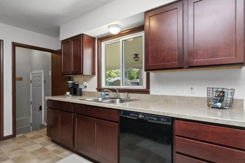 Relaxing Home Close to Malmstrom AFB and Aquatic Center - image 4