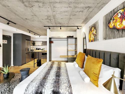 Chic Studio in Sea Point Close to Beach - image 12