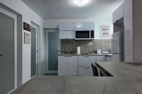 virtuve, VSS La Puntilla in Arecibo - Stylish Coastal Getaway in Jarealito
