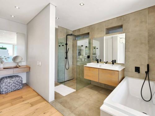 Elegant 2BR Pool Panorama Views Sea Point - image 12