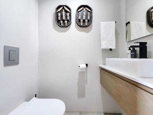 Elegant 2BR Pool Panorama Views Sea Point - image 5