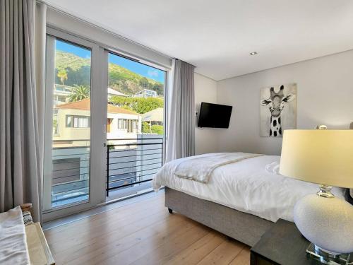 Elegant 2BR Pool Panorama Views Sea Point - image 6