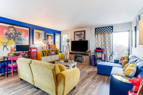 8 Mi to Dtwn Denver Groovy Pet-Friendly Condo in Dayton Triangle