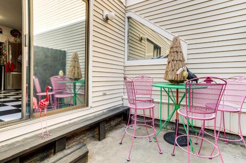 8 Mi to Dtwn Denver Groovy Pet-Friendly Condo in Dayton Triangle
