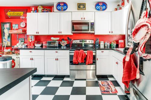 8 Mi to Dtwn Denver Groovy Pet-Friendly Condo in Dayton Triangle