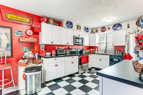 8 Mi to Dtwn Denver Groovy Pet-Friendly Condo in Dayton Triangle