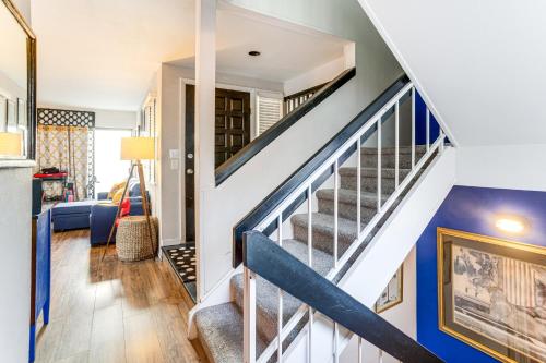 8 Mi to Dtwn Denver Groovy Pet-Friendly Condo in Dayton Triangle