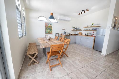 บริการและสิ่งอำนวยความสะดวก, Oceanfront 5BR Oasis w Decks & Direct Beach Access in อนาสโก