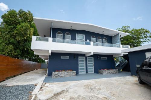 Oceanfront 5BR Oasis w Decks & Direct Beach Access in อนาสโก