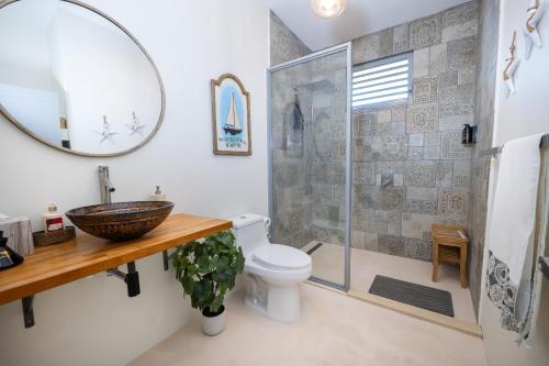 ห้องน้ำ, Oceanfront 5BR Oasis w Decks & Direct Beach Access in อนาสโก