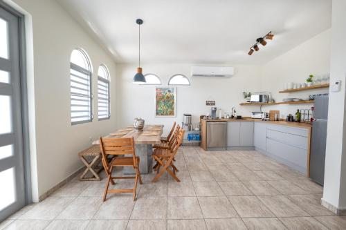 บริการและสิ่งอำนวยความสะดวก, Oceanfront 5BR Oasis w Decks & Direct Beach Access in อนาสโก