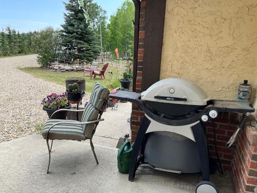 Iekārtas, Tudor House Bed and Breakfast in Water Valley (AB)
