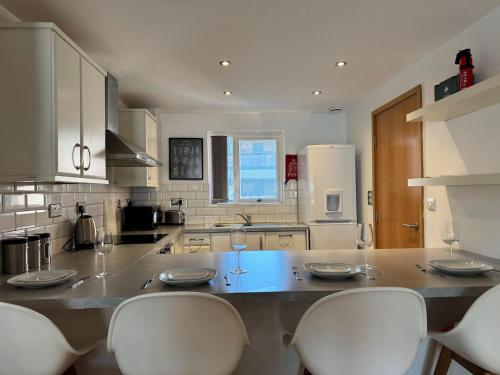Balcony Free Parking Huge TV City Centre Apt, Liverpool (photo 8)