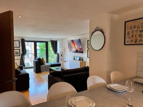 Balcony Free Parking Huge TV City Centre Apt, Liverpool (photo 9)
