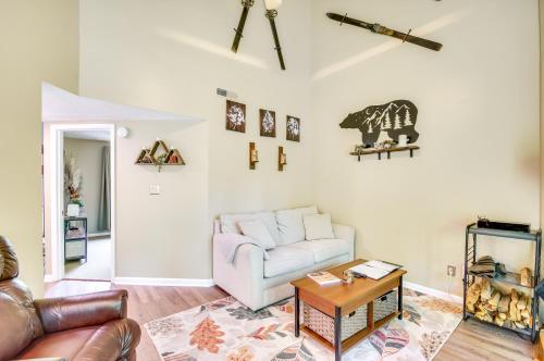 Second-Floor Condo with Community Pool Access! in Lyndhurst, USA