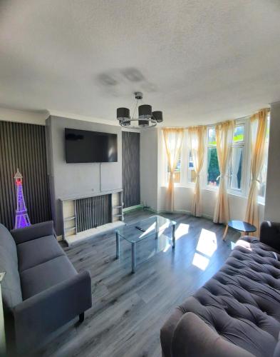 Entire home in Leeds, Free WiFi, 3 Car Parking, Leeds (Foto 3)