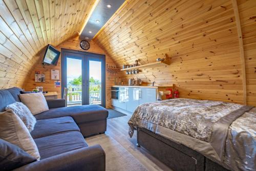 Loch Ewe Luxury Pods in Олтбі