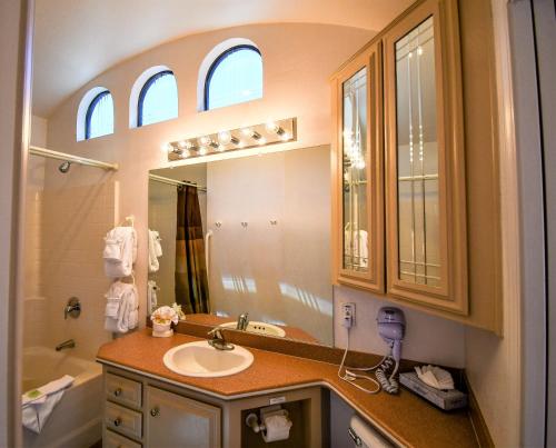 Getaways at Sedona Pines Resort - 화장실